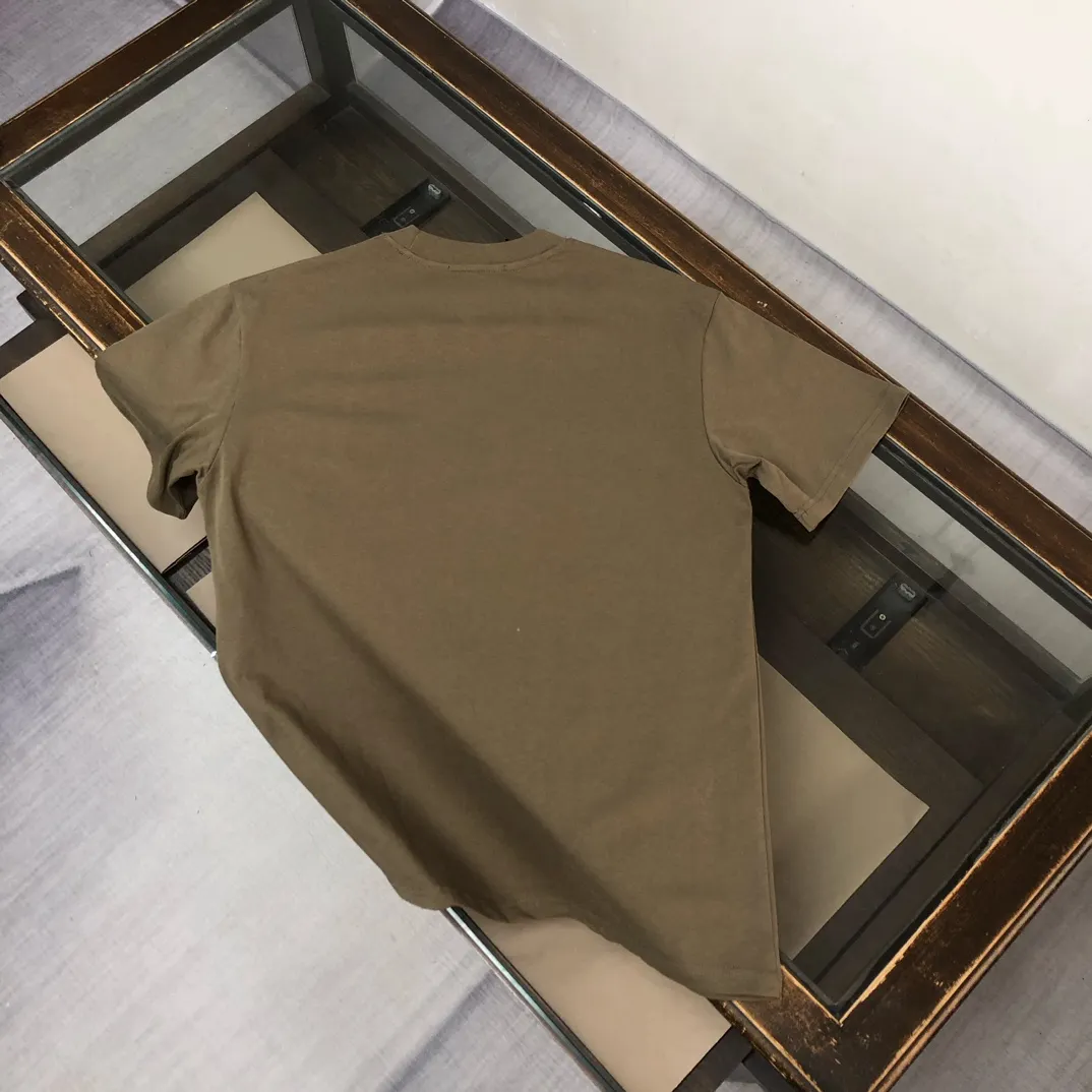 P150 A🍃Stone island 2025 spring and summer new men's and women's short-sleeved round neck T-shirt, with a unique and high-end style, embellished with the iconic compass logo! Customized pure cotton fabric! A simple and high-end fashion item, a fashionable product with very high-end charm and a must-have item for fashion trends! All three standards are complete! ! Color: black, white, dark gray, coffee Size: S M L XL (loose fit, please state your height and weight when placing an order)
